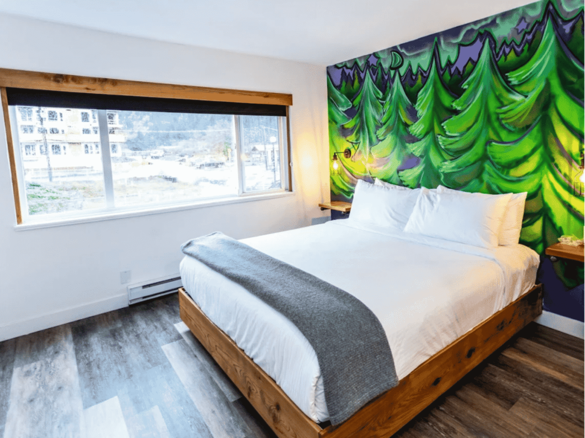 crash hotel squamish